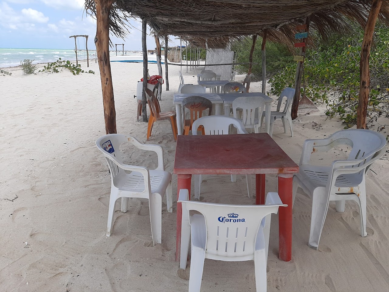 Palapas en playa de Sisal